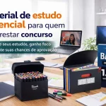 Mesa de estudos organizada com notebook, cadernos, marcadores coloridos e pasta sanfonada, representando material de estudo essencial para concursos públicos