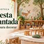 Brinquedoteca com cabaninha bege, mural de animais da floresta e móveis de madeira.