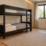 Quarto com beliche preto, roupa de cama bege, piso de madeira e cortinas claras