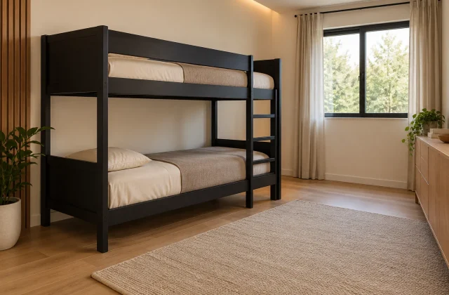 Quarto com beliche preto, roupa de cama bege, piso de madeira e cortinas claras